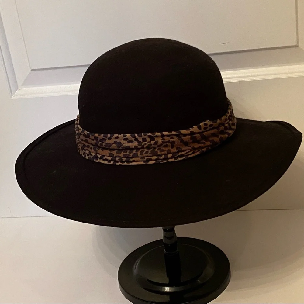 IMPORTINA SAKS FIFTH AVENUE HAT BLACK WIDE BRIM LEOPARD ANIMAL ACCENT BAND